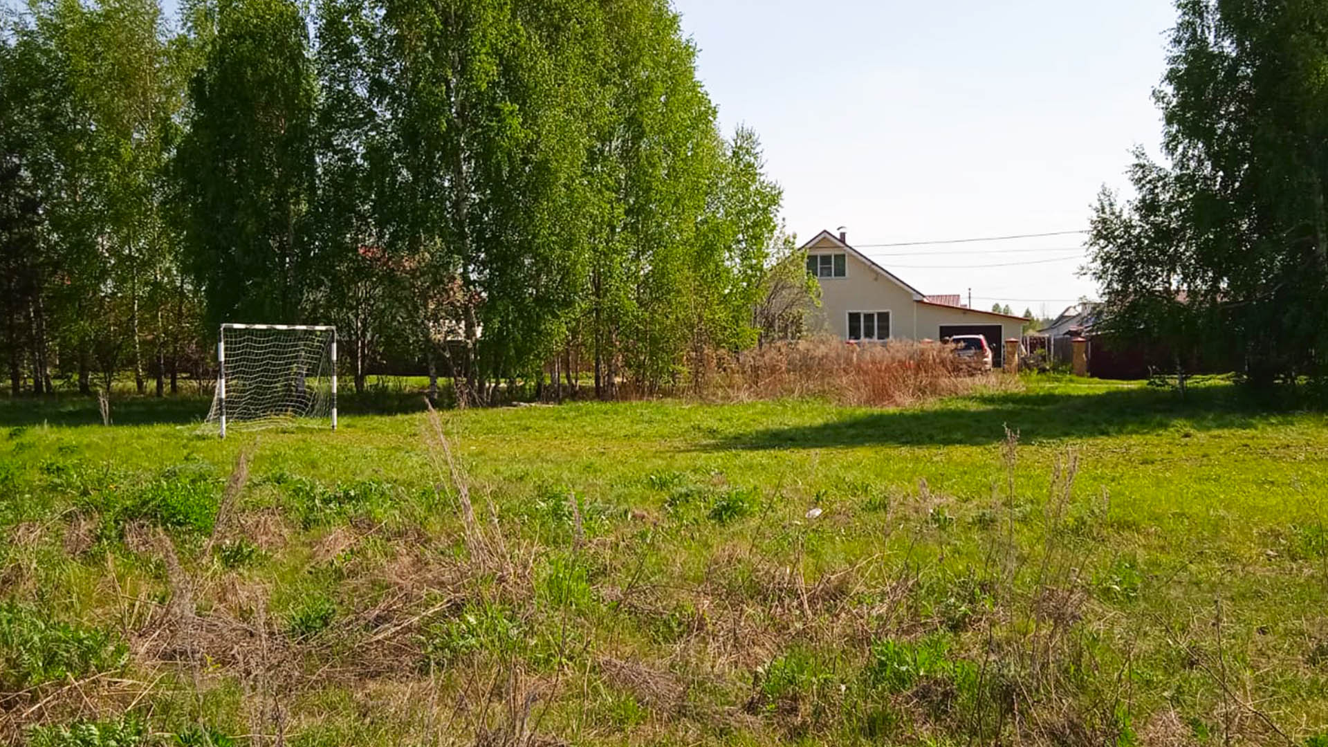 Устройство спортивной площадки с резиновым покрытием для футбола и тренажерной беседки, д.Пудово