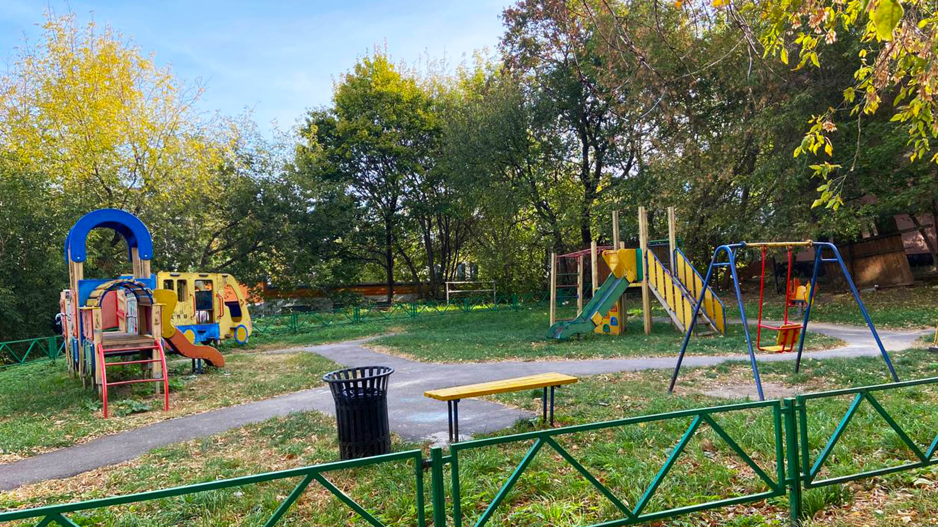 Устройство детской площадки с резиновым покрытием по наб.Федоровского, д.3, г.Нижний Новгород